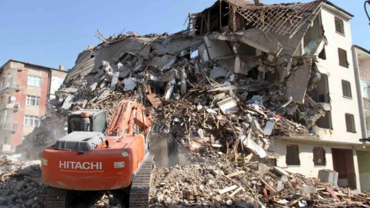 Elazığ'da ağır hasarlı binaların yıkımı devam ediyor