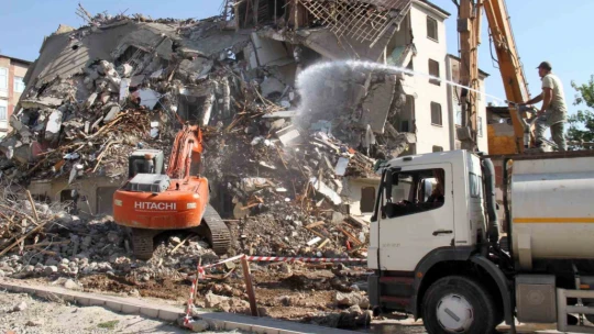 Elazığ'da ağır hasarlı binaların yıkımı devam ediyor
