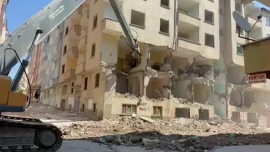 Elazığ'da ağır hasarlı binaların yıkımı sürüyor