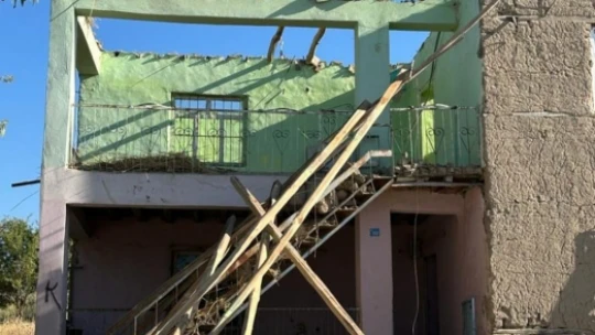 Elazığ'da ağır hasarlı binanın balkonu çöktü: 2 yaralı