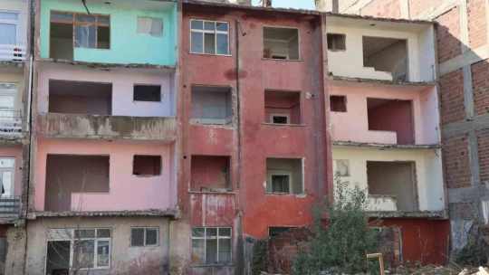 Elazığ'da ağır hasarlı yapılar, vatandaşların korkulu rüyası haline geldi