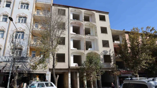 Elazığ'da ağır hasarlı yapılar, vatandaşların korkulu rüyası haline geldi