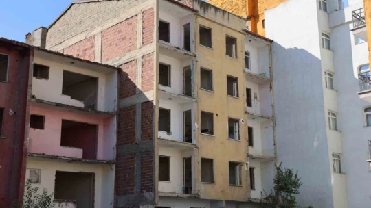 Elazığ'da ağır hasarlı yapılar, vatandaşların korkulu rüyası haline geldi