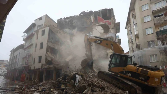 Elazığ'da ağır hasarlı yapıların yıkımı sürüyor