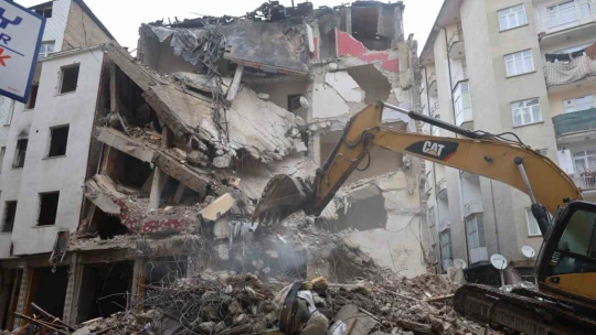 Elazığ'da ağır hasarlı yapıların yıkımı sürüyor