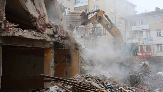 Elazığ'da ağır hasarlı yapıların yıkımı sürüyor