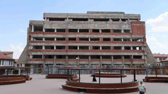 Elazığ'da ağır hasarlı yapıların yıkımları sürüyor