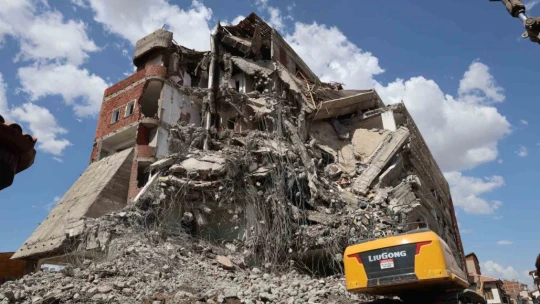 Elazığ'da ağır hasarlı yapıların yıkımları sürüyor