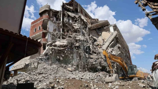 Elazığ'da ağır hasarlı yapıların yıkımları sürüyor