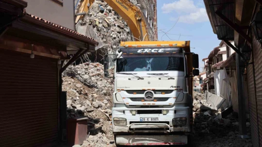 Elazığ'da ağır hasarlı yapıların yıkımları sürüyor