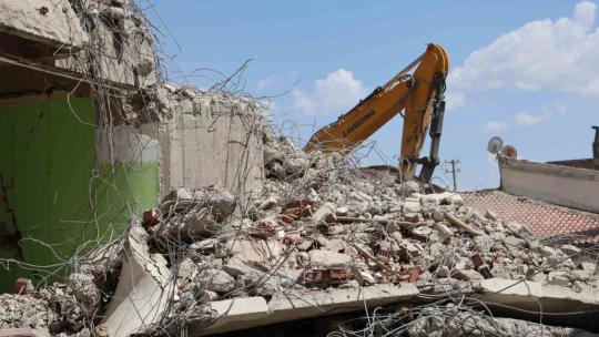 Elazığ'da ağır hasarlı yapıların yıkımları sürüyor