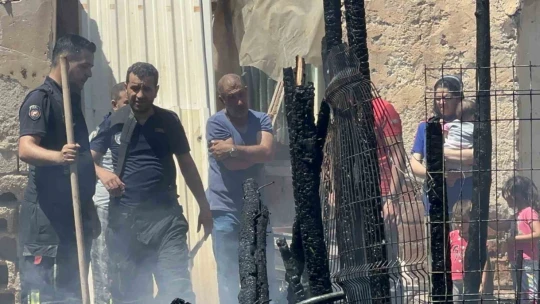 Elazığ'da ahır ve kümes yangını: 15 keçi, 29 tavuk telef oldu