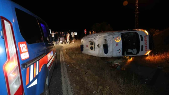 Elazığ'da ambulans şarampole devrildi: 3 yaralı