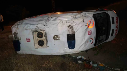 Elazığ'da ambulans şarampole devrildi: 3 yaralı