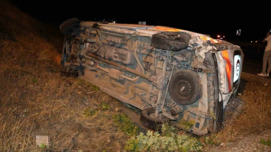 Elazığ'da ambulans şarampole devrildi: 3 yaralı