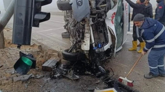 Elazığ'da ambulans sinyalizasyon direğine çarptı: 1 yaralı