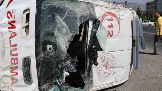 Elazığ'da ambulans takla attı: 5 yaralı