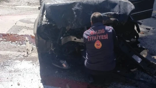 Elazığ'da araç kaldırıma çarptı: 1 yaralı