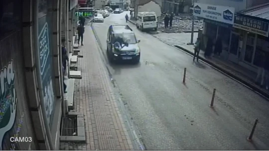 Elazığ'da aracın yayaya çarptığı kaza kamerada