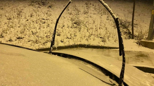 Elazığ'da araçların camları buz tuttu