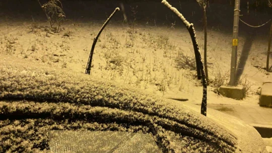 Elazığ'da araçların camları buz tuttu