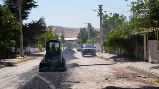 Elazığ'da asfalt bakım ve onarım çalışması yapıyor