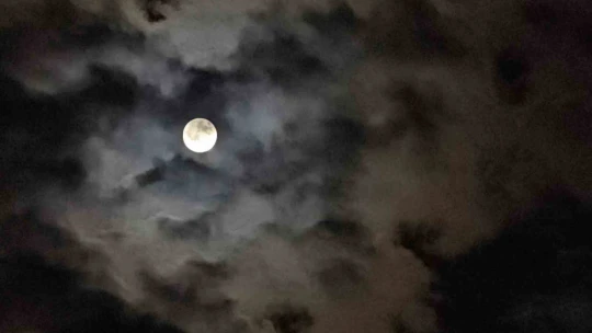 Elazığ'da Ay'ın bulutlar arasında geçişi hayranlık uyandırdı