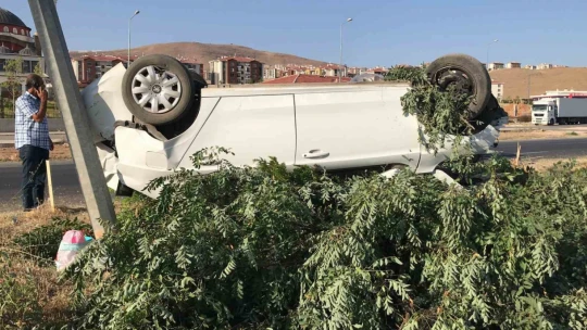 Elazığ'da aydınlatma direğine çarpan otomobil takla attı: 4 yaralı
