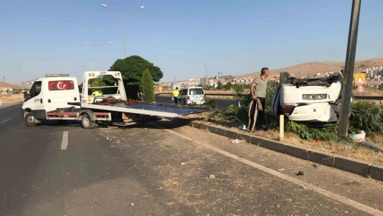 Elazığ'da aydınlatma direğine çarpan otomobil takla attı: 4 yaralı