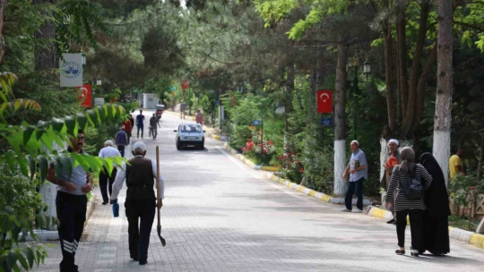 Elazığ'da bayram arefesinde kabir ziyareti