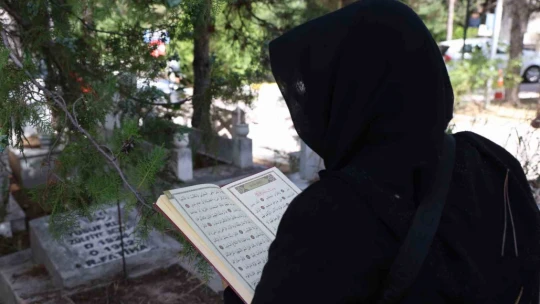 Elazığ'da bayram arefesinde kabir ziyareti