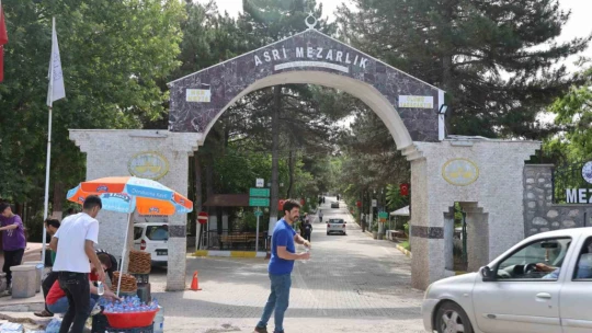 Elazığ'da bayram arefesinde kabir ziyareti