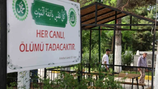 Elazığ'da bayram arefesinde kabir ziyareti