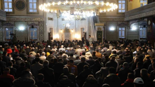 Elazığ'da bayram namazında camiler doldu taştı