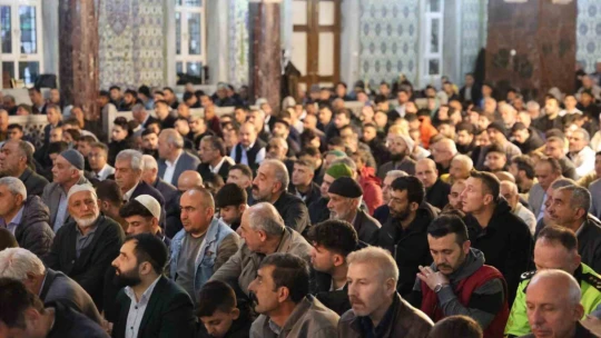 Elazığ'da bayram namazında camiler doldu taştı