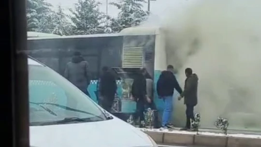 Elazığ'da belediye otobüsü alev aldı, o anlar kamerada