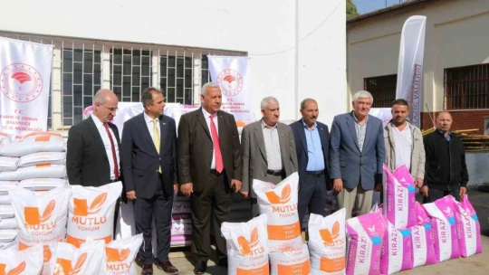 Elazığ'da bin 250 çiftçiye 1.8 milyon liralık yem bitkisi dağıtıldı
