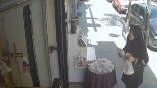 Elazığ'da bir kadın, orcik çalarken güvenlik kamerasına yakalandı