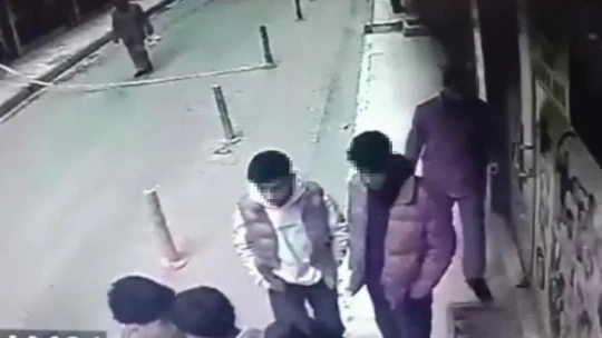 Elazığ'da bir şahıs tartıştığı kişiyi bıçaklayıp kaçtı: O anlar kamerada