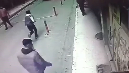 Elazığ'da bir şahıs tartıştığı kişiyi bıçaklayıp kaçtı: O anlar kamerada