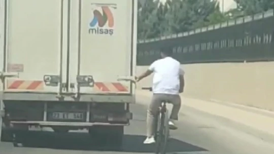 Elazığ'da bisikletlinin tehlikeli yolcuğu kameralara yansıdı