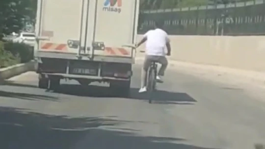 Elazığ'da bisikletlinin tehlikeli yolcuğu kameralara yansıdı