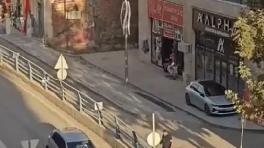 Elazığ'da cadde ortasında silahlı kavga kamerada