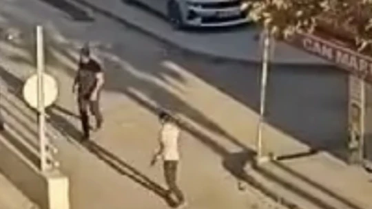 Elazığ'da cadde ortasında silahlı kavga kamerada