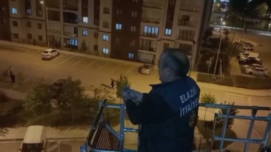 Elazığ'da çatı arasında sıkışan güvercini itfaiye ekipleri kurtardı