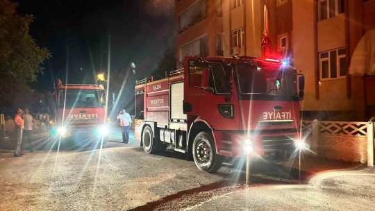 Elazığ'da çatı yangını, alevler gökyüzünü kapladı