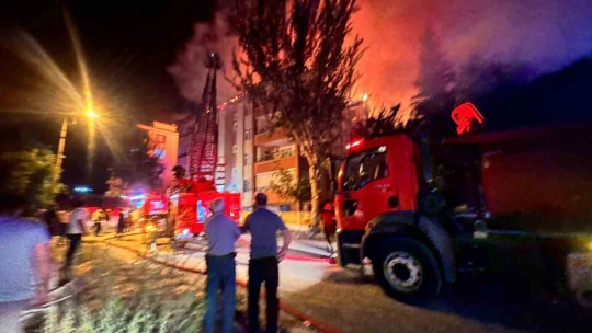 Elazığ'da çatı yangını, alevler gökyüzünü kapladı