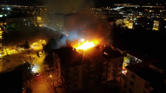 Elazığ'da çatı yangını, alevler gökyüzünü kapladı