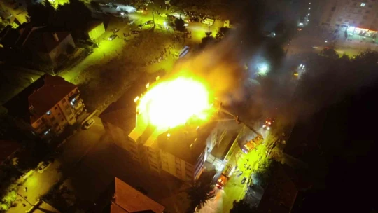 Elazığ'da çatı yangını, alevler gökyüzünü kapladı