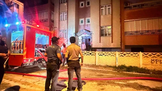 Elazığ'da çatı yangını, alevler gökyüzünü kapladı